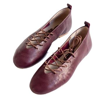 Imagen secundaria 1 - De la pasarela a la oficina: las bailarinas con tiras son los zapatos planos que parecen de lujo, estilizan la pierna y subirán el nivel de tus looks