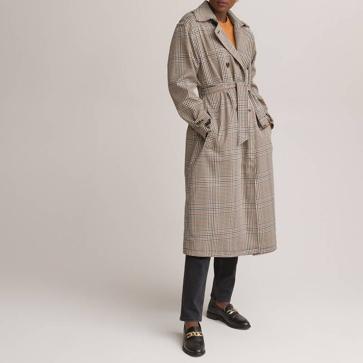 Imagen secundaria 1 - 1. Trench de color caqui con dos tonos en contraste de Bershka (59,99 euros). 2. Trench con estampado de cuadros de La redoute ((58 euros). 3. Trench fluido en color rosa pastel de Stradivarius (39,99 euros)