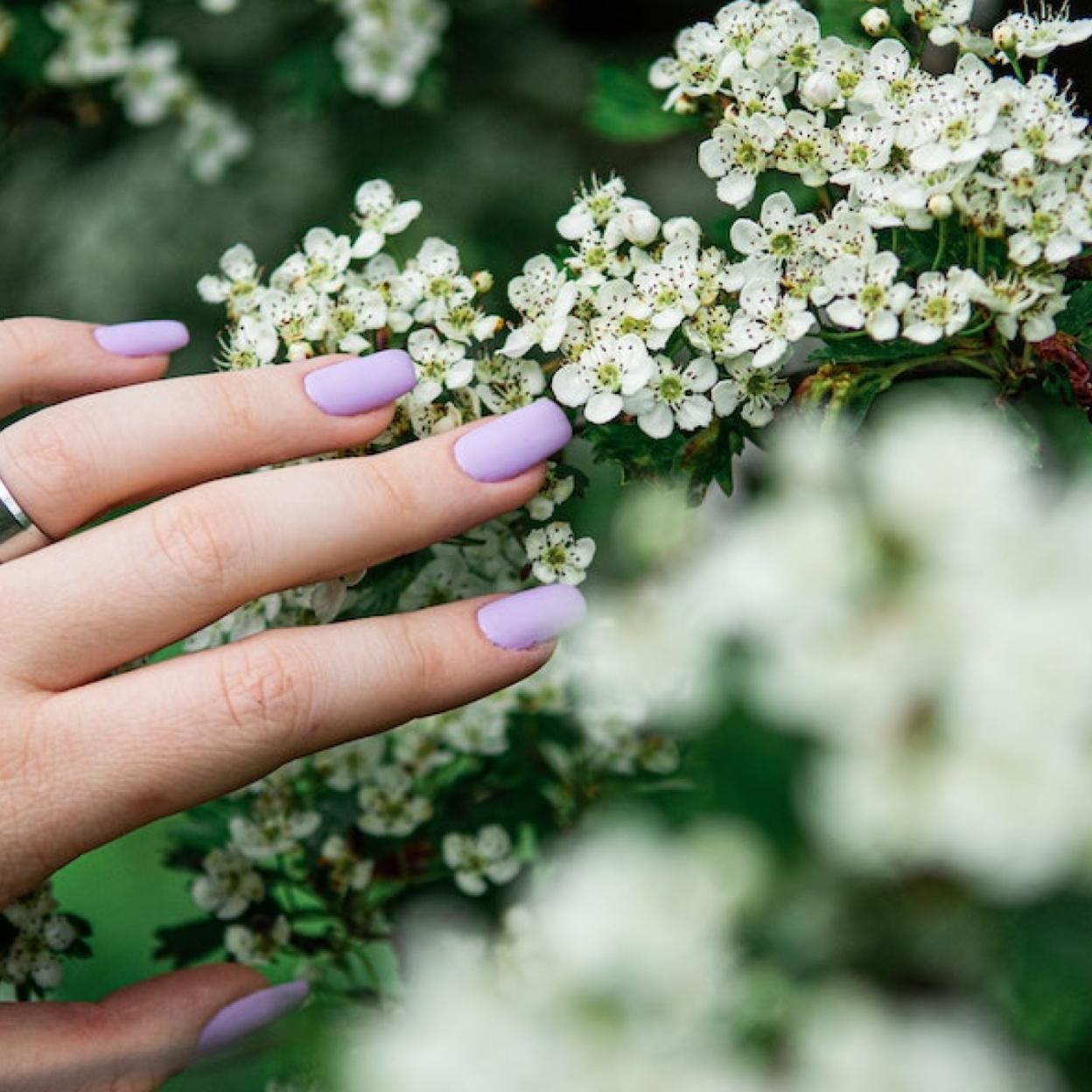 Pincha para ver diez esmaltes de uñas para hacerte la manicura natural en casa