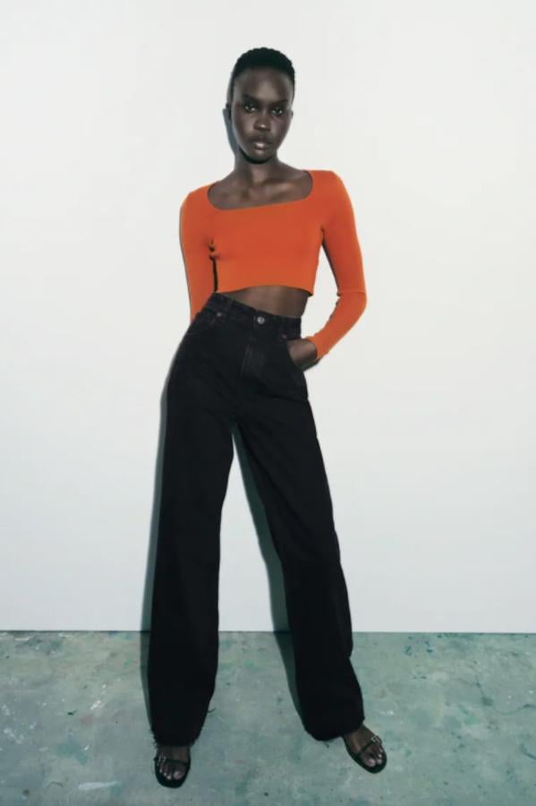 Diseño cropped para este top de punto de escote cuadrado y mangas largas que es de Zara, cuesta 15,95 euros y solo queda en la talla L. 