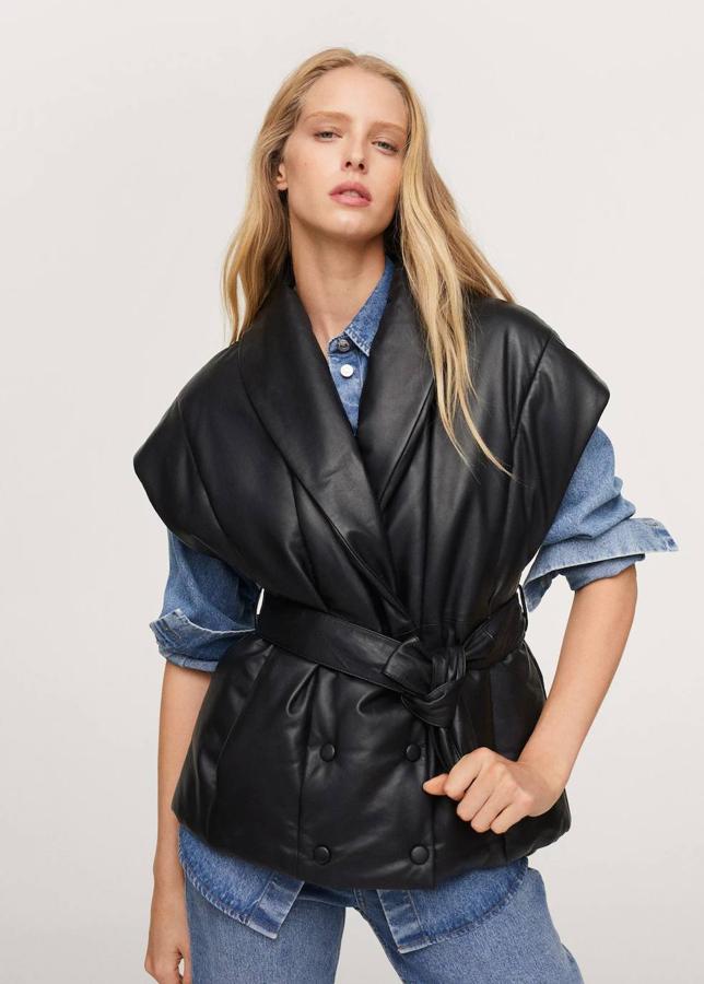 Chaleco de piel acolchado con diseño cruzado y cinturón, de Mango, 199,99 euros.