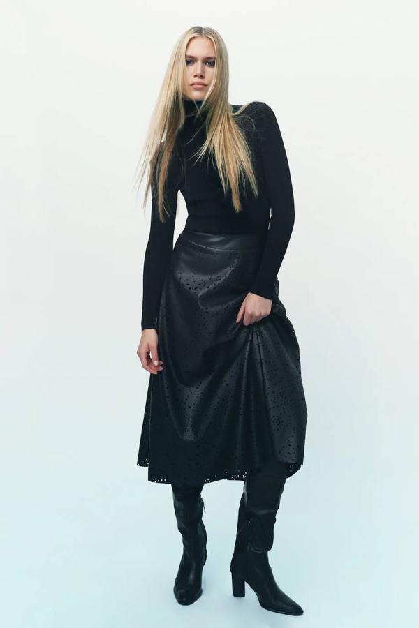 Falda midi efecto piel en negro con tejido perforado, de Zara, 39,95 euros.