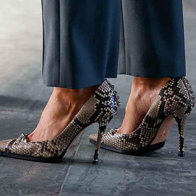 Imagen principal - Detalle de la media suela con ligera plataforma de los zapatos de la Reina, el truco más fácil y barato para que nuestros tacones sean más cómodos.