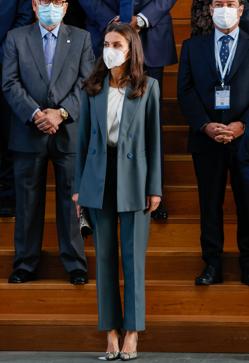 Imagen secundaria 2 - Detalle de la media suela con ligera plataforma de los zapatos de la Reina, el truco más fácil y barato para que nuestros tacones sean más cómodos.
