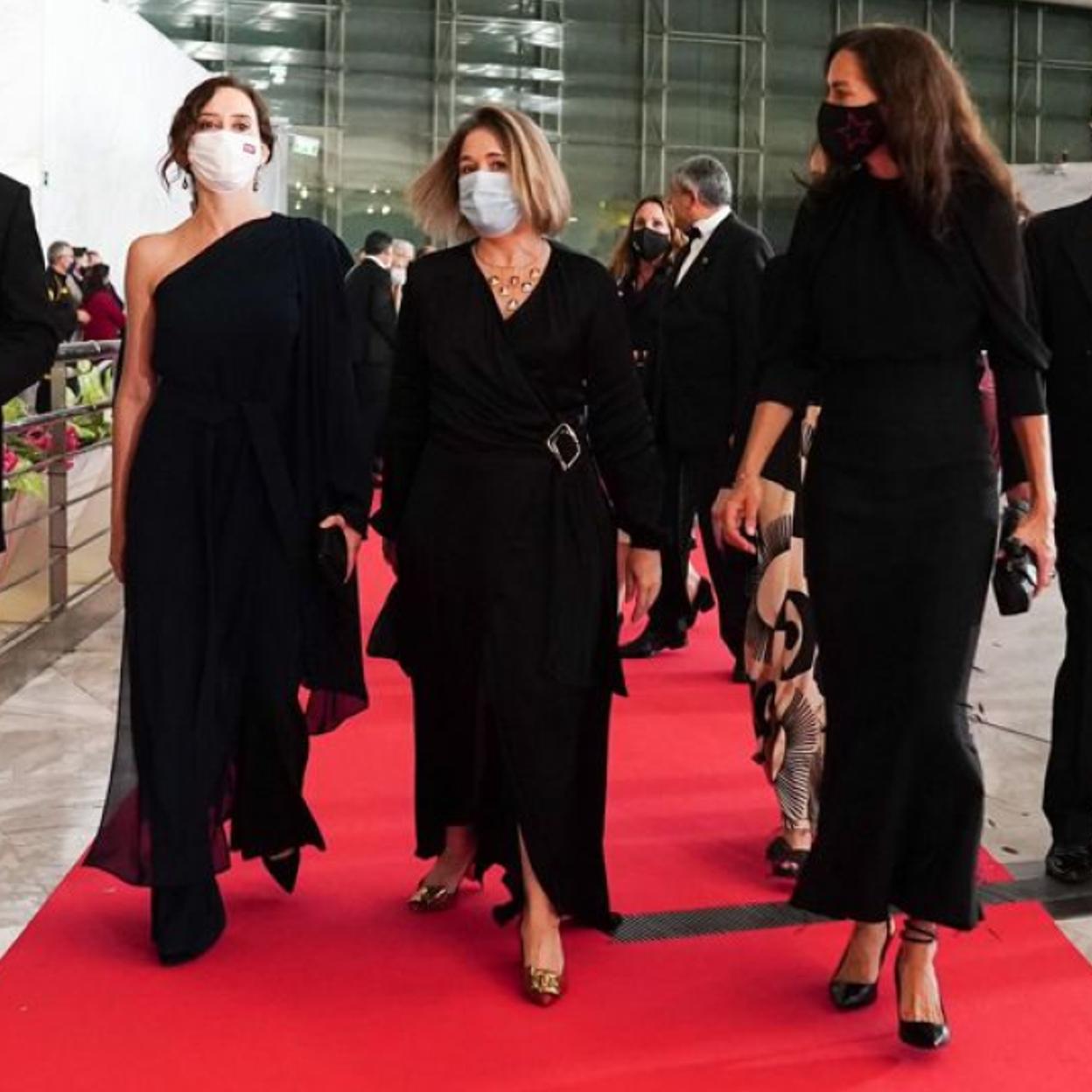 Isabel Díaz Ayuso, Andrea Levy, Begoña Villacís... ¿fueron las políticas, con sus looks 'made in Spain', las mejor vestidas de la alfombra roja de los Premios Platino?