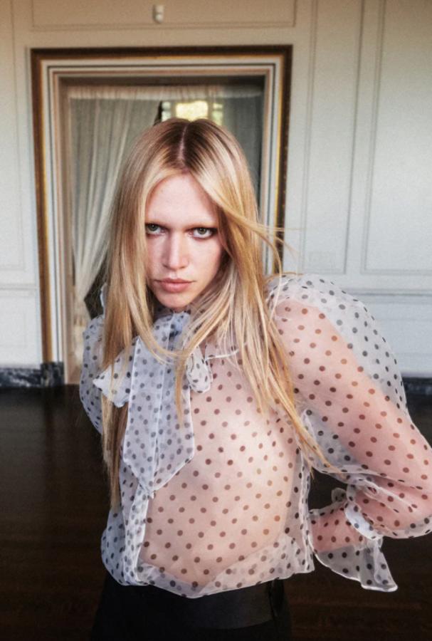 Diseño semitransparente en color blanco con estampado de lunares negros para esta camisa de organza con cuello subido con lazo y mangas abullonadas. Con detalles de acabados con volantes en los puños, tiene cierre frontal de botones ocultos por tapeta y cuesta 25,95 euros. Está disponible entre las tallas XS y L. 