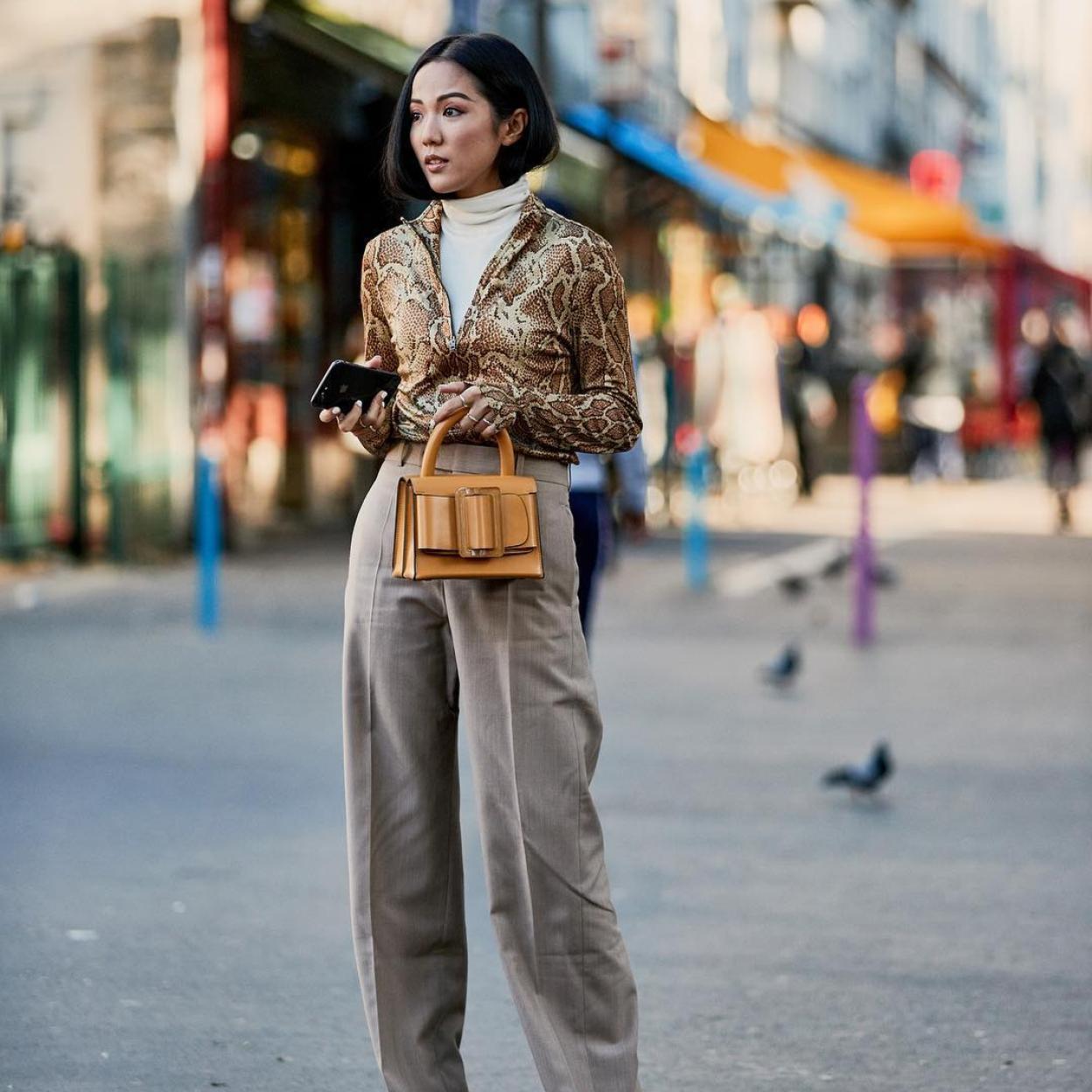 Pincha en la imagen para descubrir los pantalones en efecto piel que no vas a dejar de ponerte este otoño. 