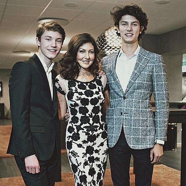 Alexandra Manley con sus dos hijos a los que apoya públicamente en todo lo que hacen.