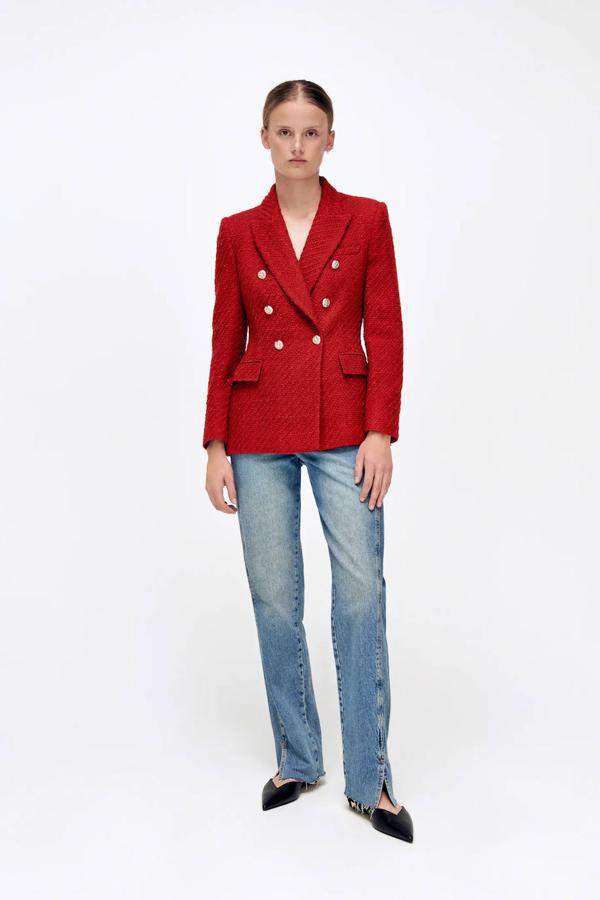 No nos podíamos olvidar de una de las prendas estrella del entretiempo: la blazer. Nuestra favorita es esta de Zara. Es de manga larga y tiene un diseño cruzado. Su precio es de 49,95 €.