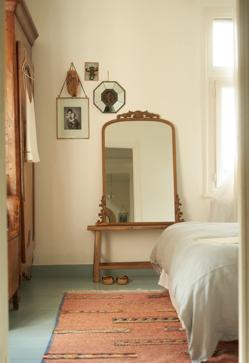 Imagen secundaria 2 - Los cojines cuestan 29.99 euros en Zara Home, la lámpara de mesa, 69.99 euros y la manta, 129 euros. El cabecero de rafia cuesta 299 euros, los cojines desde 15.99 eruos y el marco de fotos, 19.99 euros. el espejo de pared cuesta 99.99 euros, la alfombra 129 euros y el juego de cama, entre 49.99 euros y 89.99 euros. Todo en Zara Home.