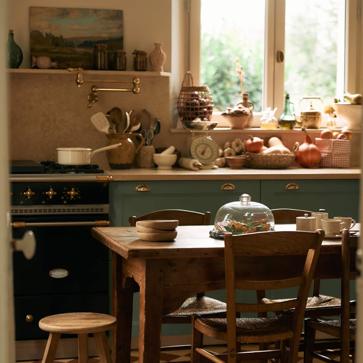 Imagen secundaria 1 - Los manteles de lino cuestan entre 79.99 y 59.99 euors, los juegos de candelabros, entre 19.99 y 29.99 euros; los platos y bandejas, están dispoibles desde 4.99 a 29.99 euros y las copas, alrededor de 5 euros. Las piezas de los juegos de café cuestan 7.99 euros, y los utensilios de cocina están disponibles desde 6.99 euros. Todo en Zara Home.