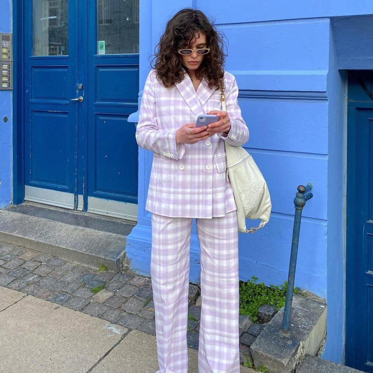 Pincha en la imagen para ver De los pantalones de Zara al vestido de Mango: Las prendas de estampado damero que confirman que es la tendencia ganadora de la temporada