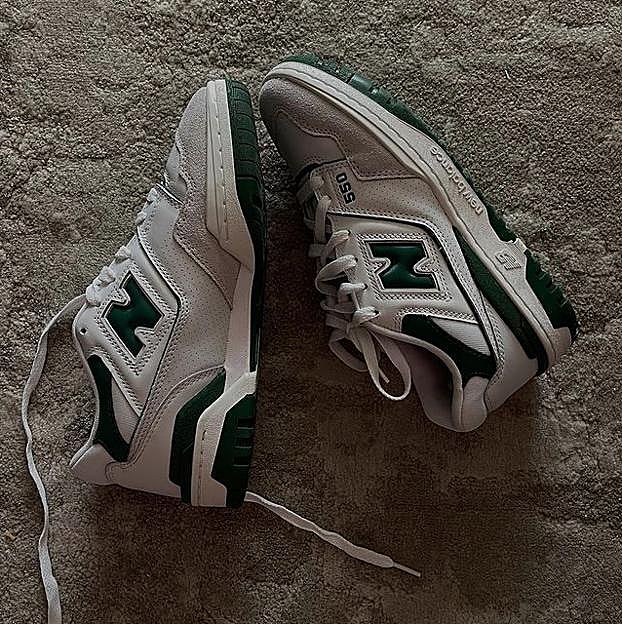 Imagen principal - Ni Converse ni Nike, las zapatillas favoritas de las influencers son estas nuevas New Balance que se agotan sin parar