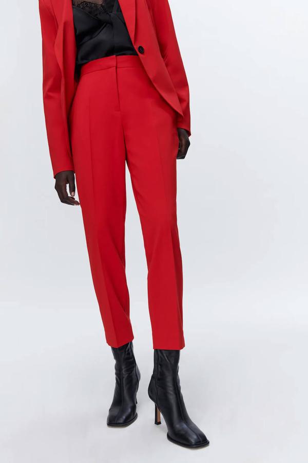 Zara nos trae un pantalón tobillero. Es de tiro medio y el bajo cuenta con unas aberturas laterales. Tiene dos bolsillos en el frontal y dos falsos bolsillos en la espalda. Cuesta 19,95 €.