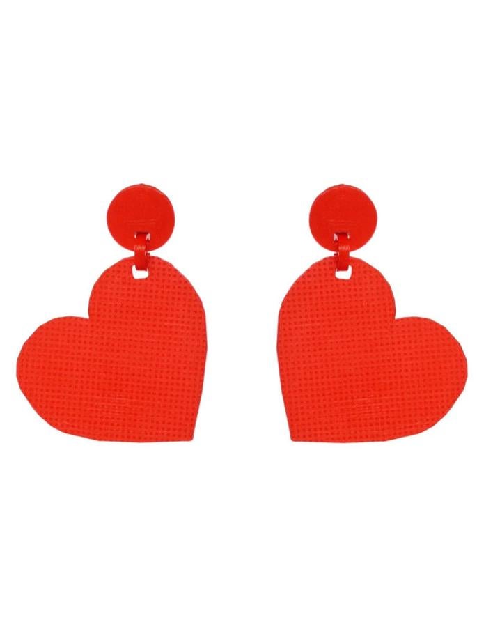 Para las que prefieren reservar el rojo para los accesorios también hemos escogido unos pendientes con forma de corazón. Son de la marca española Somos Vértices y pueden ser tuyos por 25 €.
