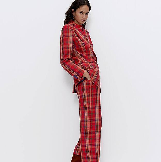 Imagen principal - Estos conjuntos con estampado de cuadros de chaqueta y pantalón o falda son lo que necesitas este otoño sí o sí (para que solo tengas que pensar en los accesorios)