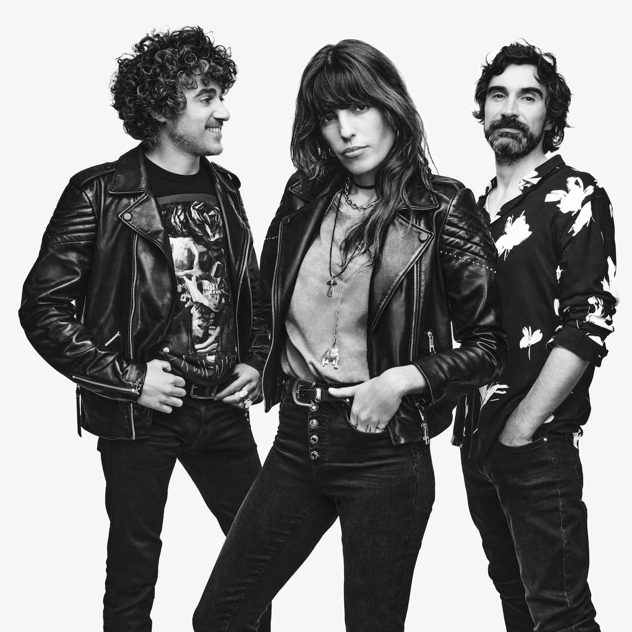 Pincha en la foto para ver las prendas efecto piel más elegantes que acaban de llegar a las tiendas