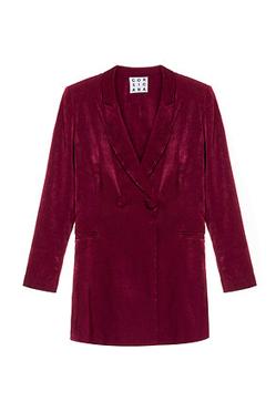 Imagen secundaria 2 - Todos los looks made in Spain de Isabel Díaz Ayuso que la convierten en la it girl de la política española: del vestido midi que arrasa a su blazer favorita