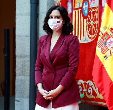 Imagen secundaria 1 - Todos los looks made in Spain de Isabel Díaz Ayuso que la convierten en la it girl de la política española: del vestido midi que arrasa a su blazer favorita