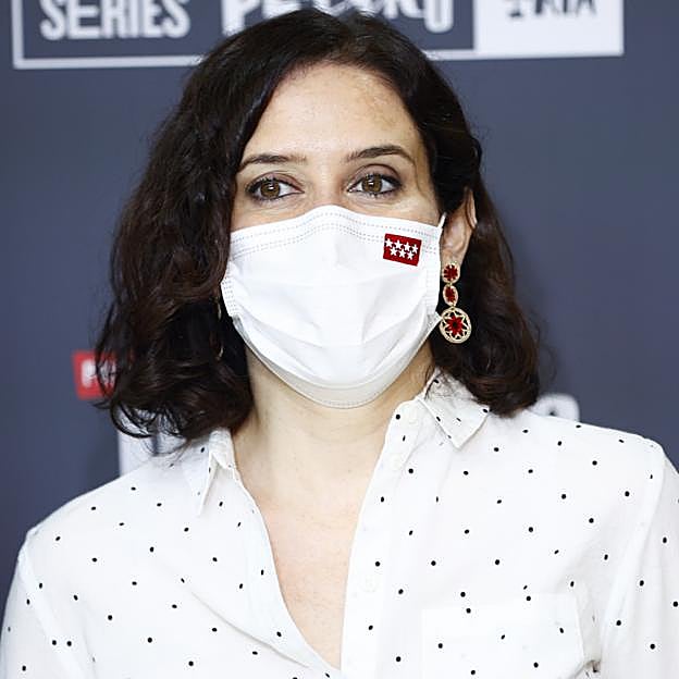 Imagen principal - Todos los looks made in Spain de Isabel Díaz Ayuso que la convierten en la it girl de la política española: del vestido midi que arrasa a su blazer favorita