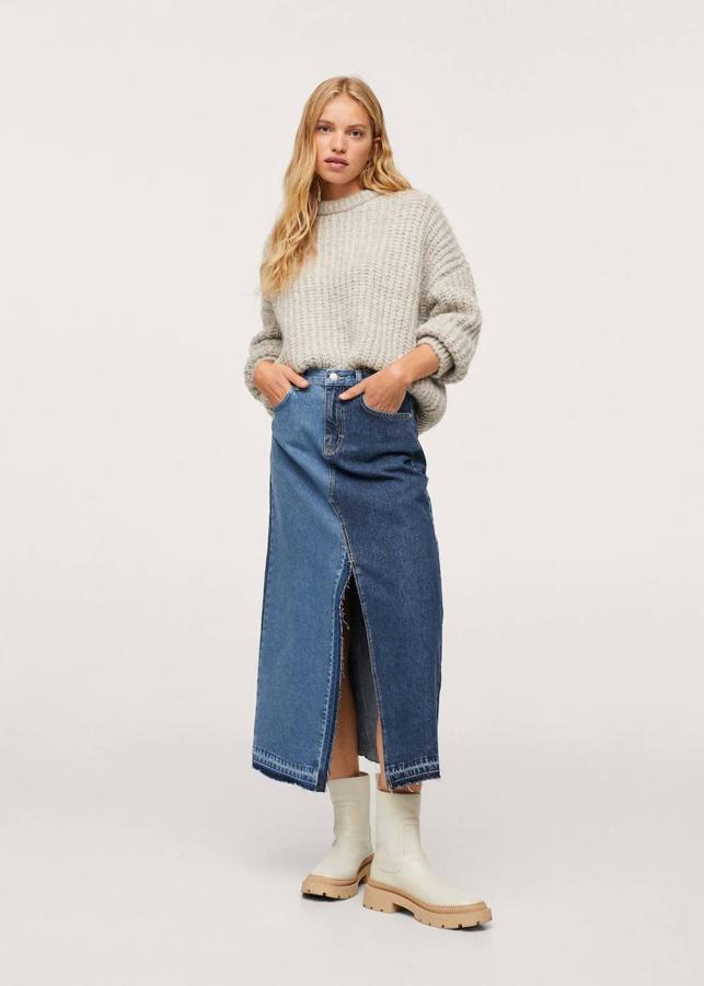 Falda midi con tejido denim contraste, bajo deshilachado y abertura delantera, de Mango. 29,99 euros