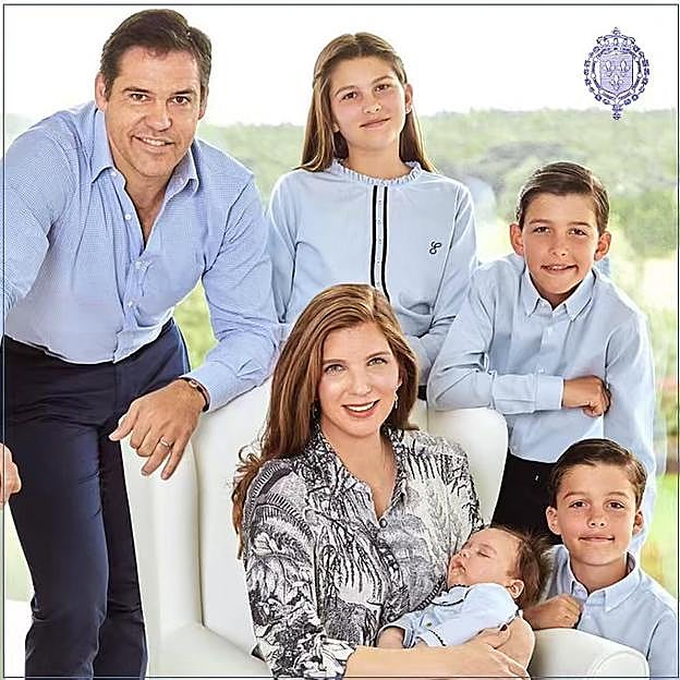 Retrato oficial de la familia al completo (con escudo de armas incluido)