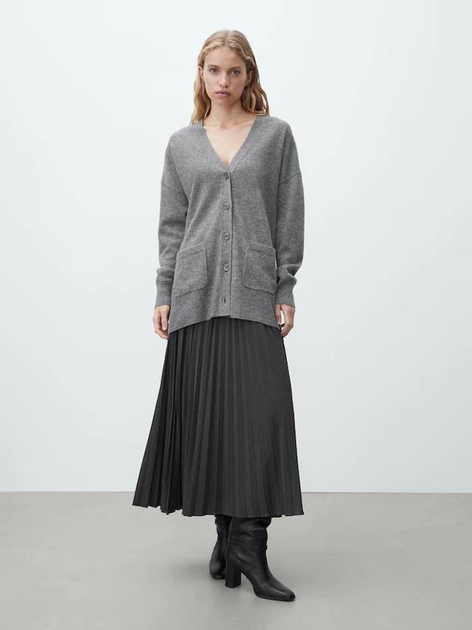 Falda midi plisada con cintura elástica, en tono plomo, de Massimo Dutti. 49,95 euros
