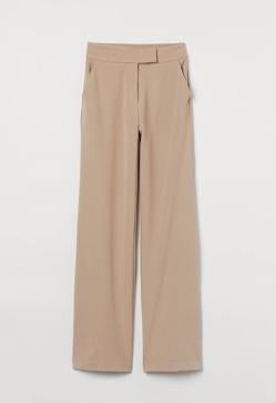 Imagen secundaria 2 - Del traje morado de Kate Middleton al abrigo camel de Meghan Markle: las royals tienen los looks más favorecedores y elegantes del otoño (que puedes copiar en el low cost)