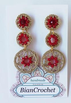 Imagen secundaria 2 - Todos los looks made in Spain de Isabel Díaz Ayuso que la convierten en la it girl de la política española: del vestido midi que arrasa a su blazer favorita