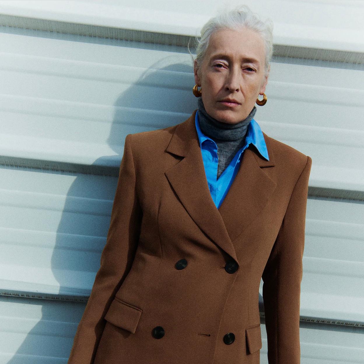 Zara arrasa en redes con Marie Sophie Wilson, su nueva modelo estrella: tiene más de 50 años y nos enseña qué ropa elegir para rejuvenecer nuestro look este otoño-invierno