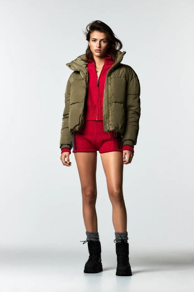 Los 90 vuelven, y con ellos, prendas como los plumas cortos que triunfaron entonces. Este de Zara, en color verde oliva y disponible también en negro, cuesta 19.99 euros en los Special Prices.