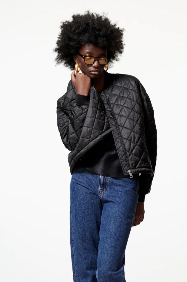 De nuevo la estética noventera inspirada en la cultura callejera se cuela en nuestro armario con una bomber acolchada, una chaqueta cómoda y muy ponible rebajada a 19.99 euros en los Special Prices de Zara.