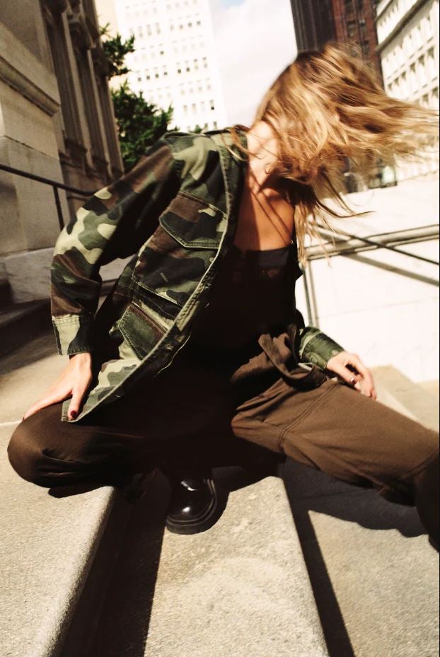 Esta sobrecamisa con estampado de camuflaje y estética militar pondrá un toque muy tendencia a tus looks. Cuesta 29.99 euros en los Special Prices de Zara.