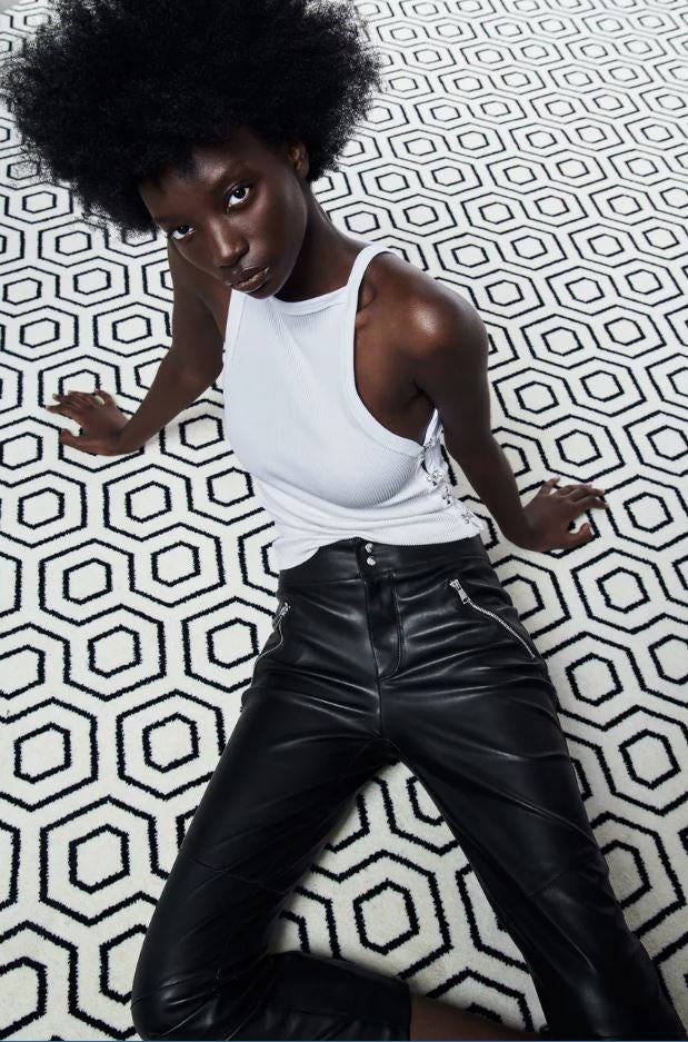 Estos pantalones efecto piel con detalle de cremallera podrían ser la próxima compra low cost de la Reina Letizia. Y cuestan 15.99 euros en los Special Prices de Zara.