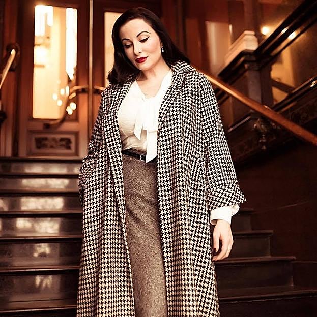 En gris o en marrón, el abrigo más elegante de este otoño viene con estampado pata de gallo