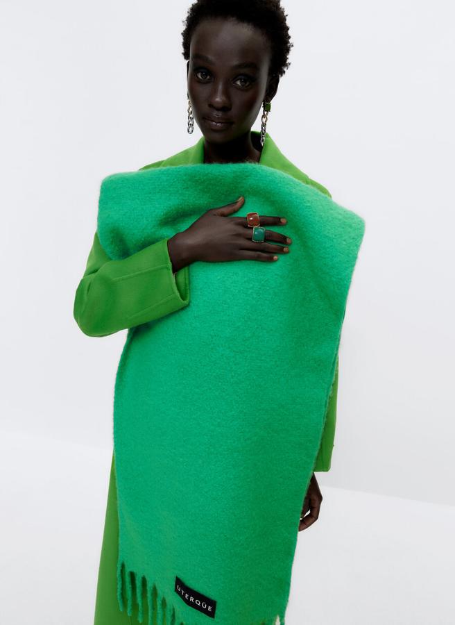En Uterqüe hemos encontrado esta bufanda monocolor en verde que cuesta 39 euros y viene con flecos a ambos lados.