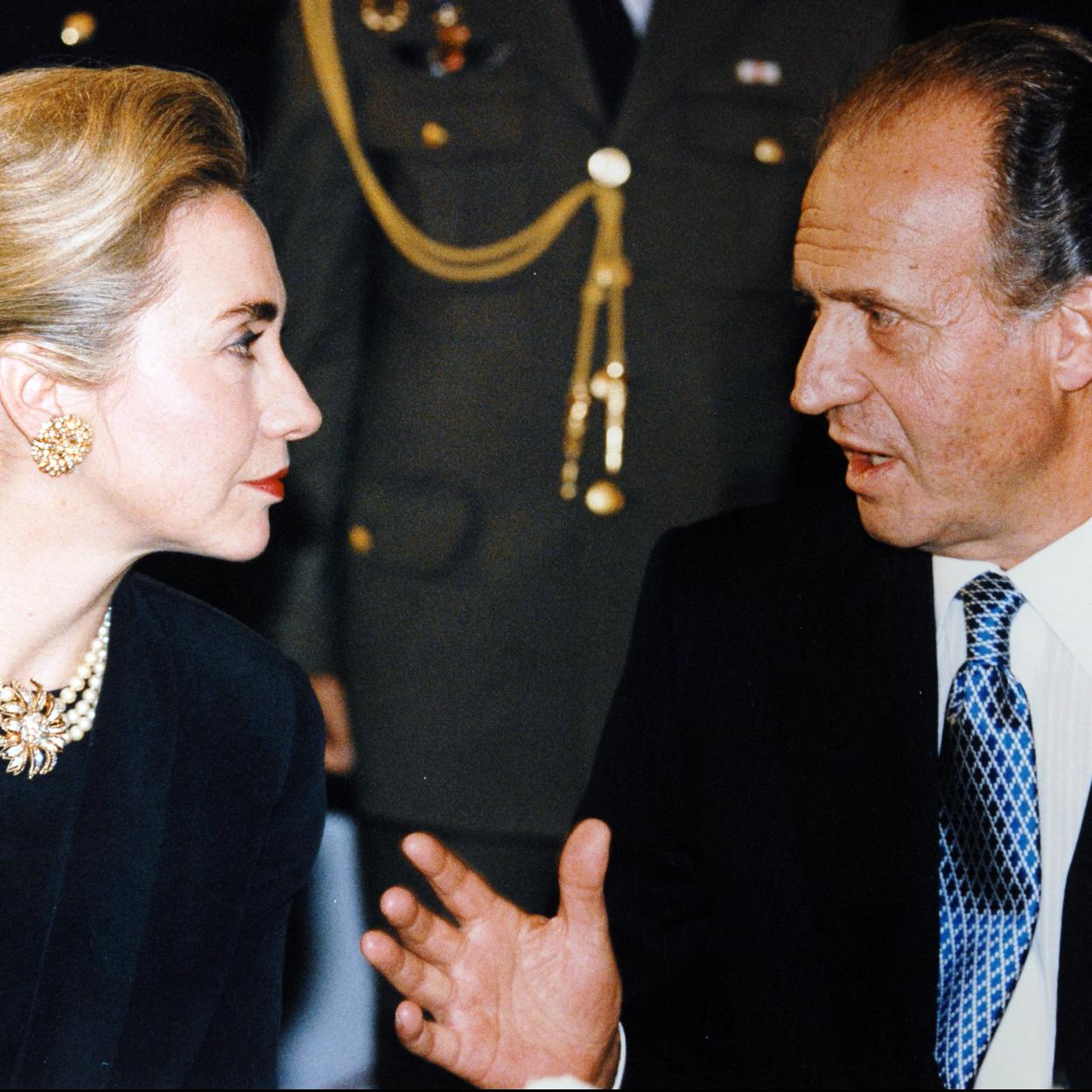 Don Juan Carlos con Hillary Clinton en su visita a España en 1997. Pincha en la foto para saber todo sobre la muerte del hermano de Juan Carlos I, sus infidelidades y otros dramas que han marcado la vida del rey emérito.