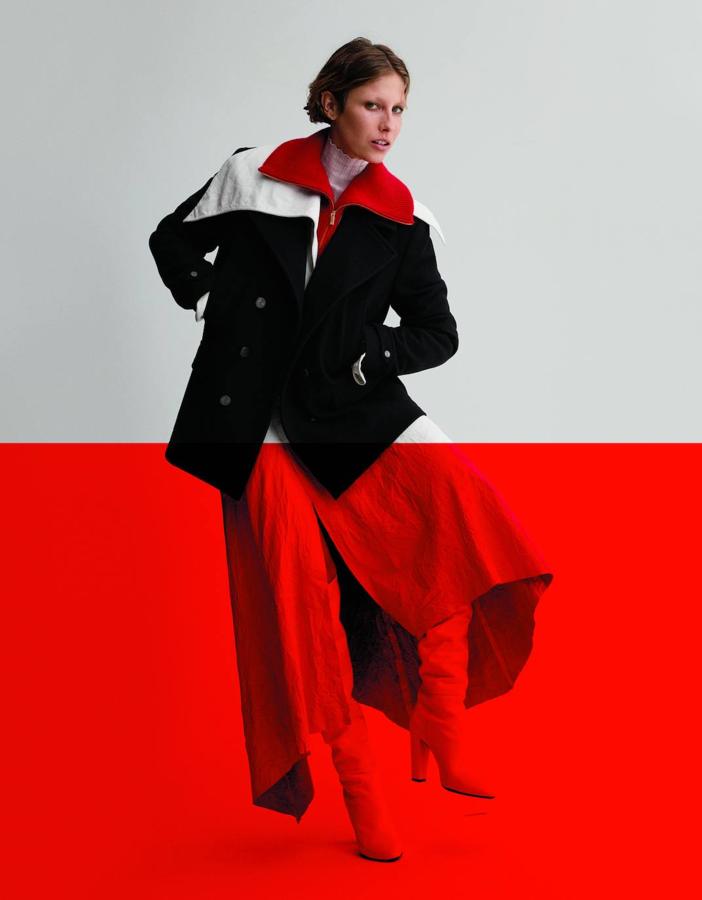 Chaquetón de lana, de IKKS; vestido de cuero, de Zadig & Voltaire; jersey de cachemir, de Kujten; jersey de cuello vuelto, de Falconeri; y botas de Longchamp.