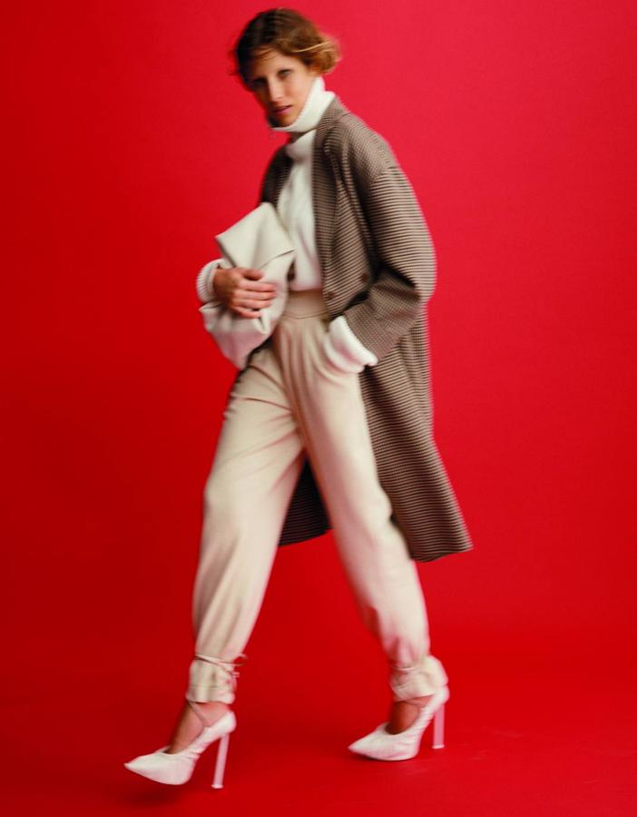 Abrigo de cachemir, de Marina Rinaldi; jersey de Maison Montagut; pantalón de Valentine Gauthier; bolso de Mansur Gavriel y zapatos de Acne Studios.