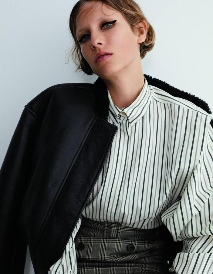 Cazadora de cuero, de Iro; camisa de Isabel Marant y falda de Rokh.