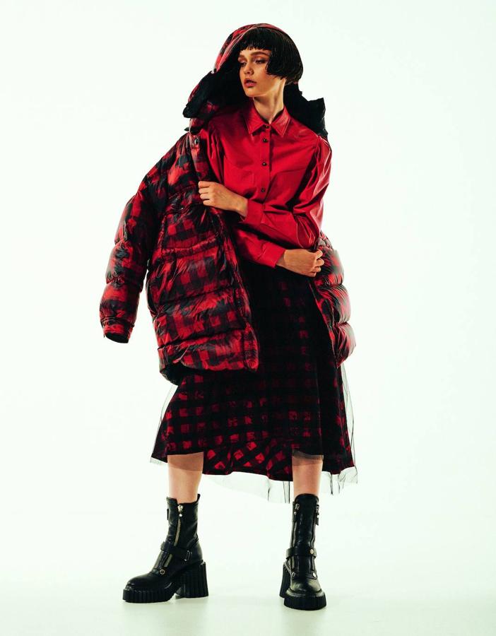 Anorak de plumas, de Ermanno Firenze; camisa efecto piel y falda de tul, ambas de Gaëlle Paris; y botas de AGL.