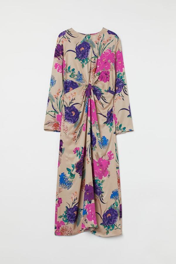Todavía quedan muchas bodas por delante este otoño. Este vestido midi con estampado de flores de colores es una opción sencilla y barata pero completamente efectiva. Vestido de H&M (29,99 euros)