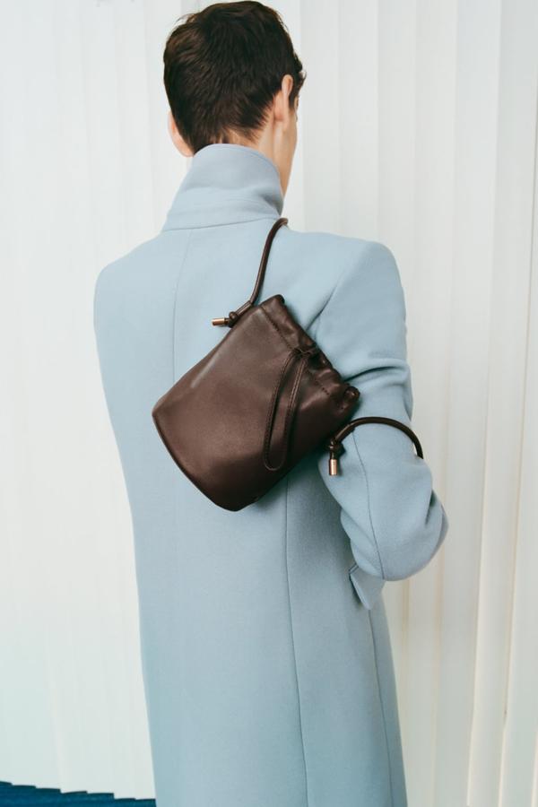 Si buscas un bolso básico que combine con todo, aquí tienes el diseño perfecto. Además tiene un precio estupendo y está disponible en varios colores. Bolso estilo saca de color marrón de Zara (39,99 euros). 