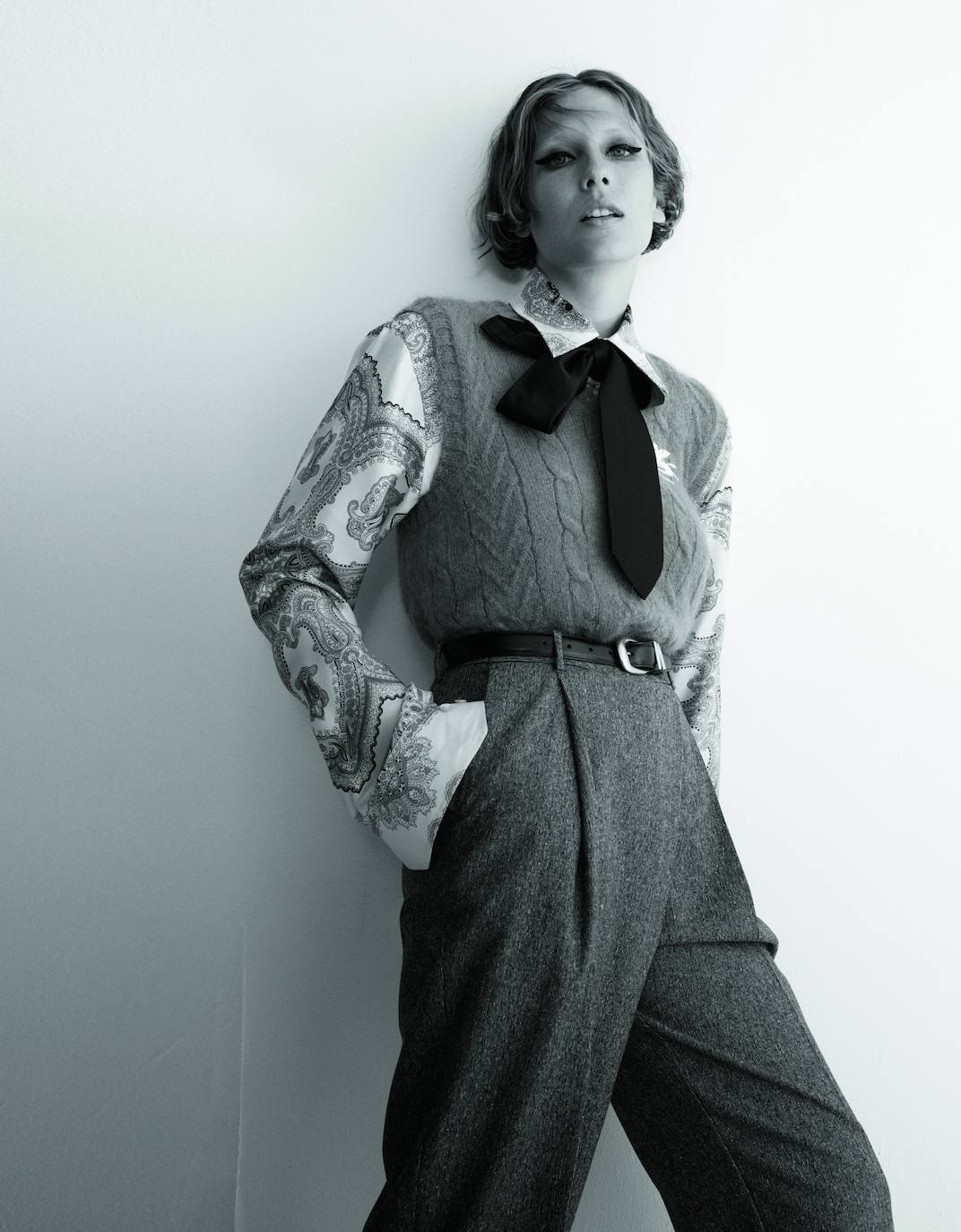 Chaleco de lana y camisa de seda, ambos de Etro. La corbata es de Charvet; el pantalón de tweed, de Pomandère; y el cinturón, de Celine.