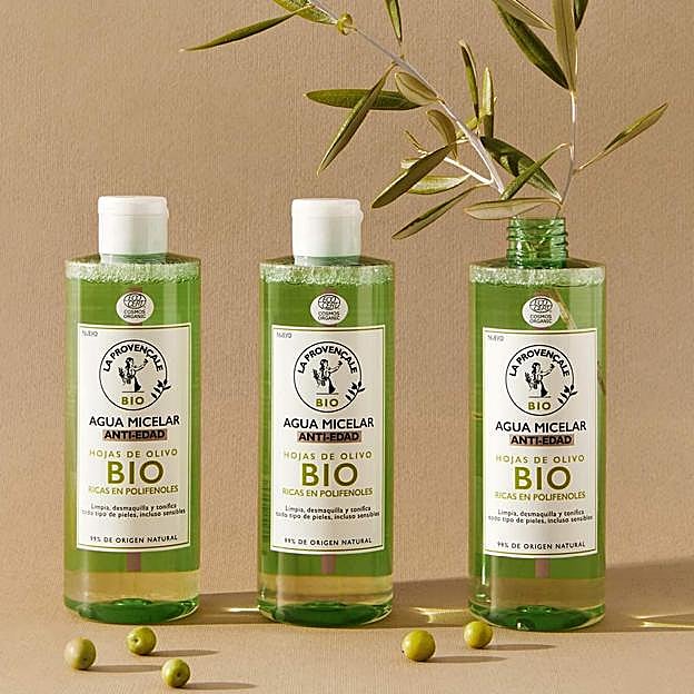 Imagen principal - Un agua antiedad que cuesta menos de 7 euros, el truco que arrasa entre las francesas para tener una piel lisa y joven