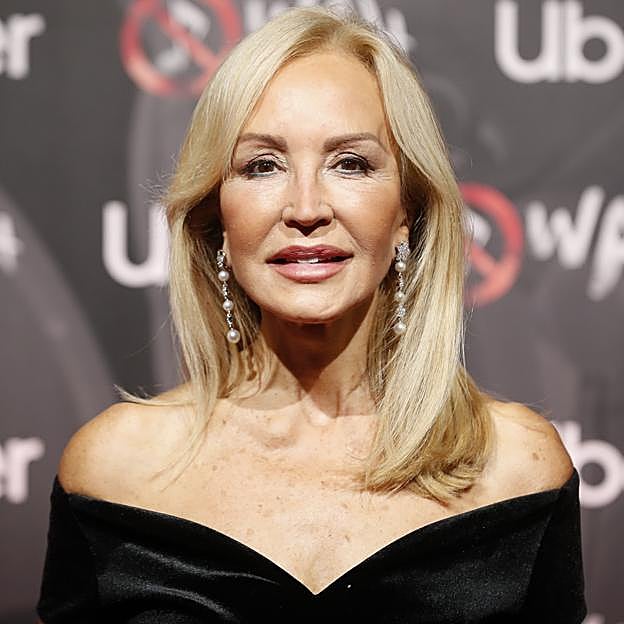 El vestido negro de Carmen Lomana que lo tiene todo: estiliza, rejuvenece y sienta de maravilla (y lo puedes comprar en Zara)