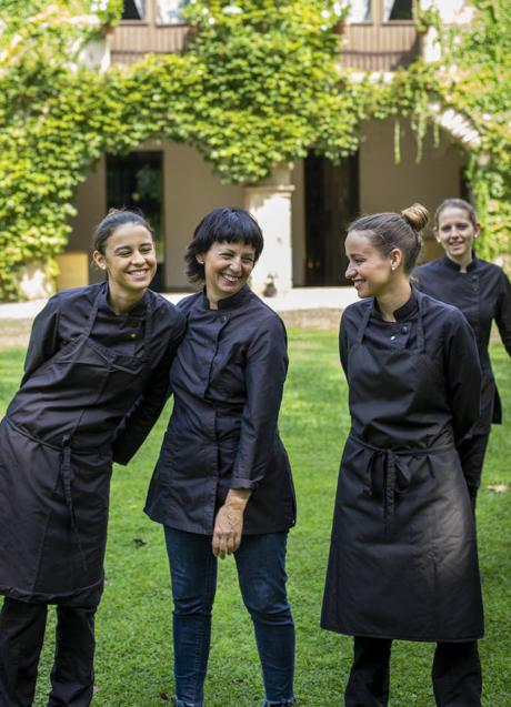 Imagen - De izquierda a derecha, Carlota, Fina, Martina y, detrás, Clara: el matriarcado de alta cocina de Les Cols