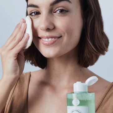 Imagen secundaria 1 - Un agua antiedad que cuesta menos de 7 euros, el truco que arrasa entre las francesas para tener una piel lisa y joven