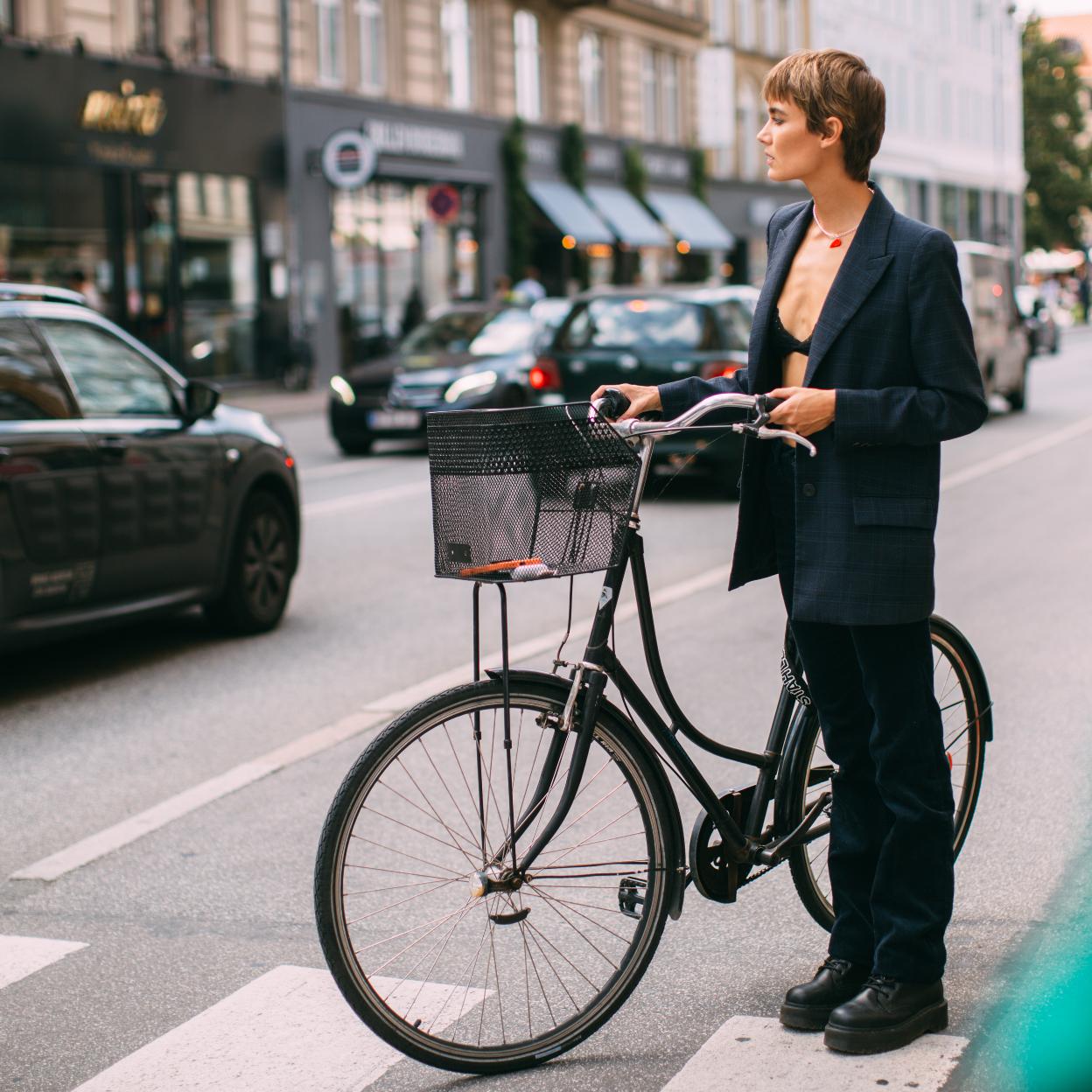 Stradivarius apuesta por el satén para una blazer y un pantalón perfectos para tus looks de fiesta (¡y nos encanta!)