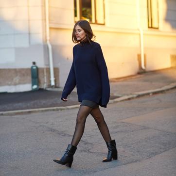 Imagen secundaria 1 - 1. Una minifalda efecto cuero no puede faltar en ningún armario este otoño. Llévala con tu jersey de punto favorito y botas altas. 2. Aunque durante años han estado relegados a la categoría de combinación imposible, el azul marino y el negro están condenados a entenderse. 3. La mini falda más básica y más ponible del otoño es este diseño de Zara. 